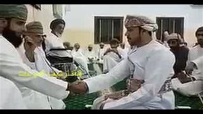 بالفيديو.. أهل عروس عمانية يلقنون العريس «علقة ساخنة» بعد عقد القران