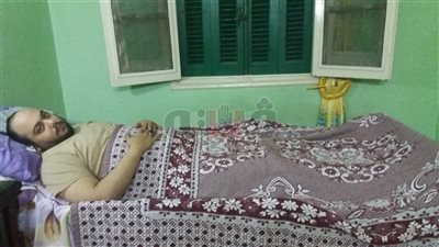 بالفيديو.. شاب يصارع الموت وشقيقته تعرض كليتها للبيع لعلاجه