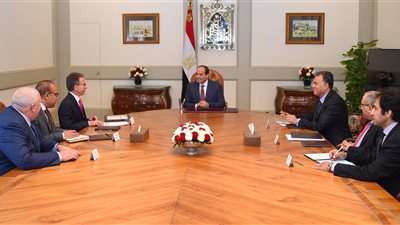 5 رسائل من السيسي لجذب الاستثمارات.. يؤكد استعداد مصر للتعاون مع جميع الشركات العالمية.. العمل معها في مختلف المجالات.. توفير مناخ جاذب للاستثمار.. وتذليل العقبات أمام رجال الأعمال