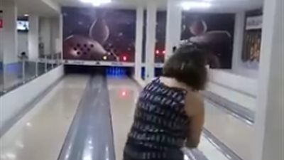 فتاة تتسبب في كارثة داخل صالة بولينج (فيديو)