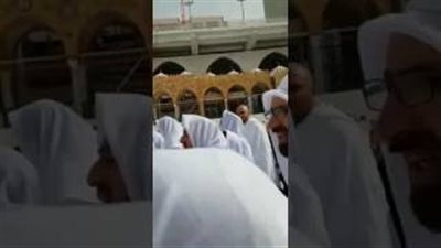 بالفيديو.. تصرف غريب لمجموعة من الأشخاص يطوفون حول الكعبة