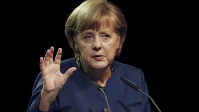 ميركل تهدي بوتين الخمر مقابل السمك المجفف