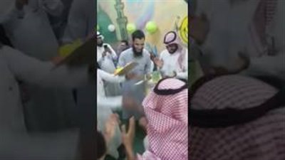 شاهد.. ماذا فعل معلم مع طفل يتيم حضر لاستلام شهادة نجاحه وحيدا