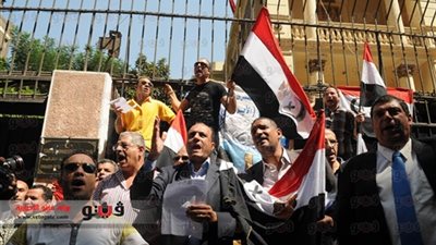 العشرات يهتفون أمام السفارة التركية: 