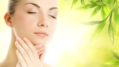 الكريمات العازلة تحمي بشرتك من وهج الشمس