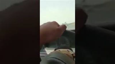 بالفيديو.. شاب يصور نفسه لحظة اصطدامه بسيارة متعمدًا