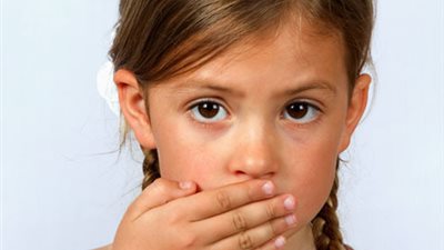 أسباب إصابة الطفل بـ«التلعثم» وطرق طبيعية لعلاجه