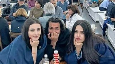 بالصور.. «فريق عمل» عمرو دياب يثير سخرية الفنانين