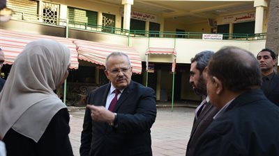 بالصور.. رئيس جامعة القاهرة يتفقد مبنى الخدمات الطلابية