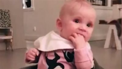 رجل يبتكر مقعدا متحركا لمراقبة طفله (فيديو وصور)