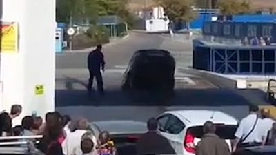 بالفيديو والصور.. نتيجة مروعة لتهور سائق على متن عبارة