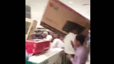 بالفيديو.. تخفيضات مول في أبوظبي تثير جنون الزبائن