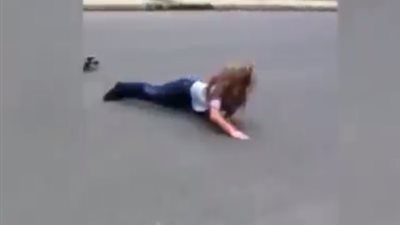 بالفيديو.. فتيات حسناوات يتعرضن لمواقف محرجة وسقطات مروعة