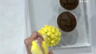 بالفيديو.. أسهل طريقة لتزيين التورتة بعرائس السكر