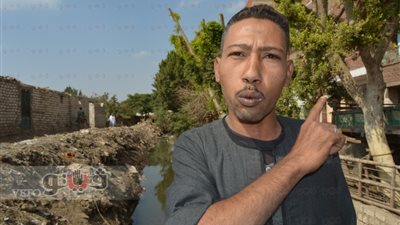 بالفيديو والصور.. الموت يهدد سكان «عزبة عزوز» بالمنيا.. إزالة المطبات الصناعية تتسبب في حصد الأرواح.. معاناة نتيجة غياب الخدمات.. والأهالي: «هو إحنا مش بني آدمين»
