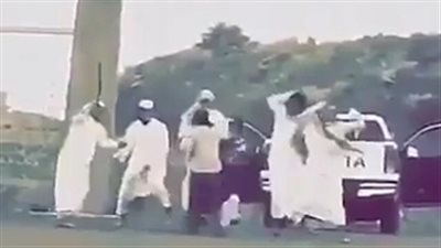 بالفيديو.. لحظة اعتداء طلاب على عامل داخل جامعة بالسعودية