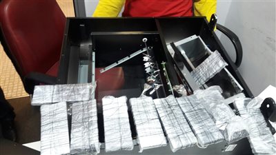 بالصور.. ضبط 949 «اسطمبة» لورقة 100 دولار بمطار القاهرة