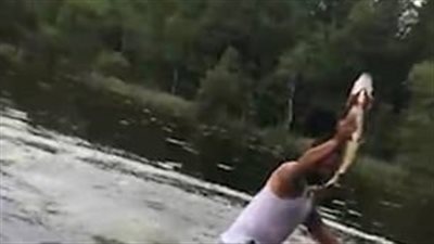 بالفيديو والصور.. صياد يطارد سمكة فرت من سنارته