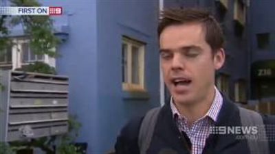 بالفيديو.. امرأة ترفض إنقاذ جيرانها من شقتها المشتعلة