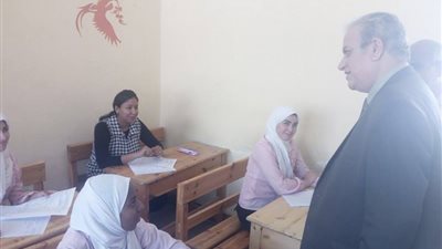وكيل «تعليم الإسماعيلية» يتفقد عددا من لجان امتحانات الدبلومات