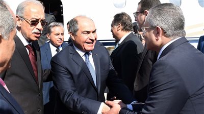 رئيس وزراء الأردن يصل القاهرة لبحث دعم التعاون(صور)