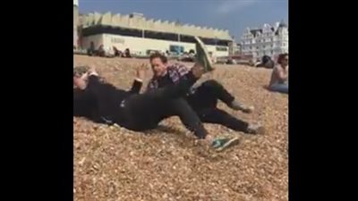 بالفيديو.. رد فعل أشخاص هاجمهم ثعبان ضخم في الشارع