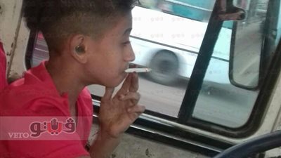 طفل مدخن يقود أتوبيسا يحمل 27 راكبًا في القليوبية