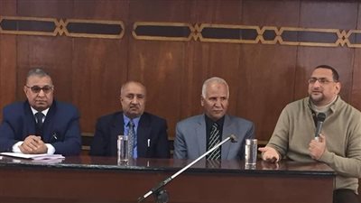 مدير القوى العاملة بقنا يبحث مشكلات العاملين بمجمع الألومنيوم (صور)