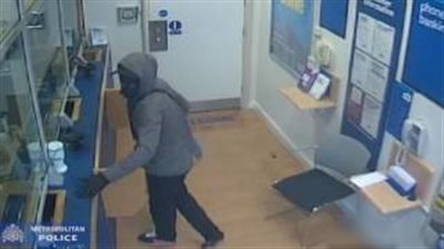 بالفيديو والصور.. رجل يحاول إيقاف جريمة سطو مسلح على بنك بشجاعة