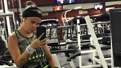 نيكول سابا تستعرض رشاقتها في «الجيم»