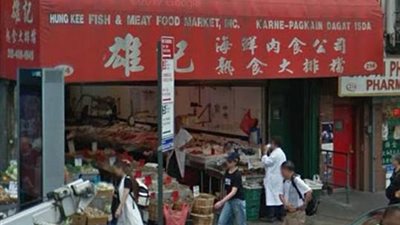 عامل يدهس الأسماك بقدميه في سوق بمانهاتن (فيديو وصور)