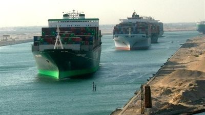 ٣٦ سفينة تعبر قناة السويس بحمولة 1.9 مليون طن