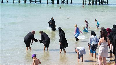 بالصور.. نساء بالزي الإسلامي على شواطئ بريطانيا