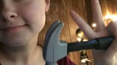 بالصور.. فتاة تدخل مطرقة بفمها لإثبات حبها لفرقة غناء كورية