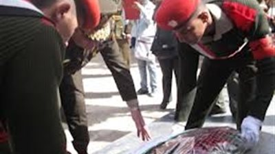 وضع إكليل من الزهور على النصب التذكارى لقوات الأمن بأسيوط