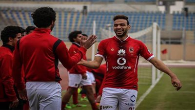 بركات وميدو يؤديان تدريبات الجري منفردين في مران الأهلي