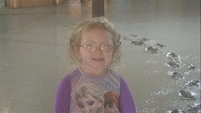 بالصور.. طفلة تفسد فرحة والديها بعد إنهائهما عملية تجديد قبو منزلهم