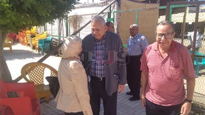 بالصور.. نقيب أطباء الإسكندرية يدلى بصوته بانتخابات التجديد النصفي