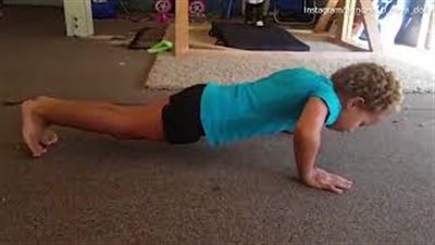 بالفيديو والصور.. طفلة تمارس التمارين الرياضية من عمر 10 أشهر