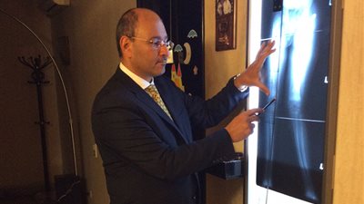 أستاذ أزهري يضع نهاية لتشوهات عظام الأطفال بمؤتمر الشرق الأوسط