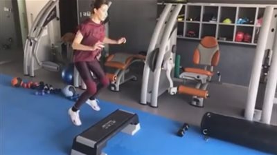 بالفيديو.. نانسي عجرم تمارس الرياضة على أنغام «قلبي بيسأل عيني»