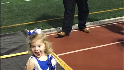 بالفيديو والصور.. طفلة تشعل فيس بوك بتقليد فرقة مشجعات