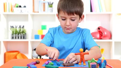 خبير تربوي يحدد 3 مهارات ضرورية لن يتعلمها الطفل في المدرسة