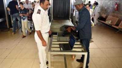 تفاصيل مشروع تأمين المطارات.. «أبو العز»: كاميرات رادارية لكشف المفرقعات والمخدرات تغطي 3 كم.. بدء التركيب في القاهرة وشرم الشيخ بتكلفة 135 مليون جنيه.. وميكنة التصاريح الجمركية للعاملين