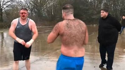 معركة دموية بين رجلين على 60 ألف جنيه إسترلينى (فيديو وصور)