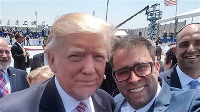 بالفيديو.. صاحب الفضيحة الجنسية بالكنيست يلتقط سيلفي مع ترامب