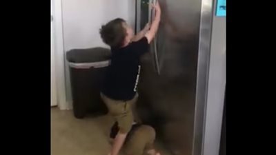 بالفيديو.. طفلان يضعان خطة لفتح قفل ثلاجة منزلهما