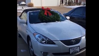 رد فعل شاب فضل أبواه شقيقته عليه بالكريسماس