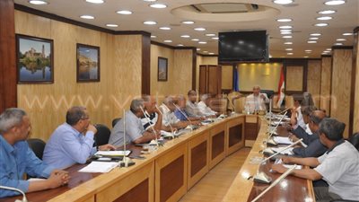 بالصور.. محافظ أسوان يناقش منظومة النظافة