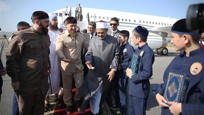 بالصور.. استقبال بـ«المصاحف» و«التكبير» لشيخ الأزهر في الشيشان
